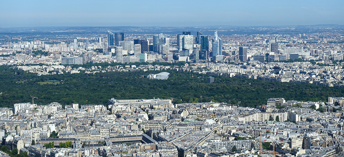 Large la defense